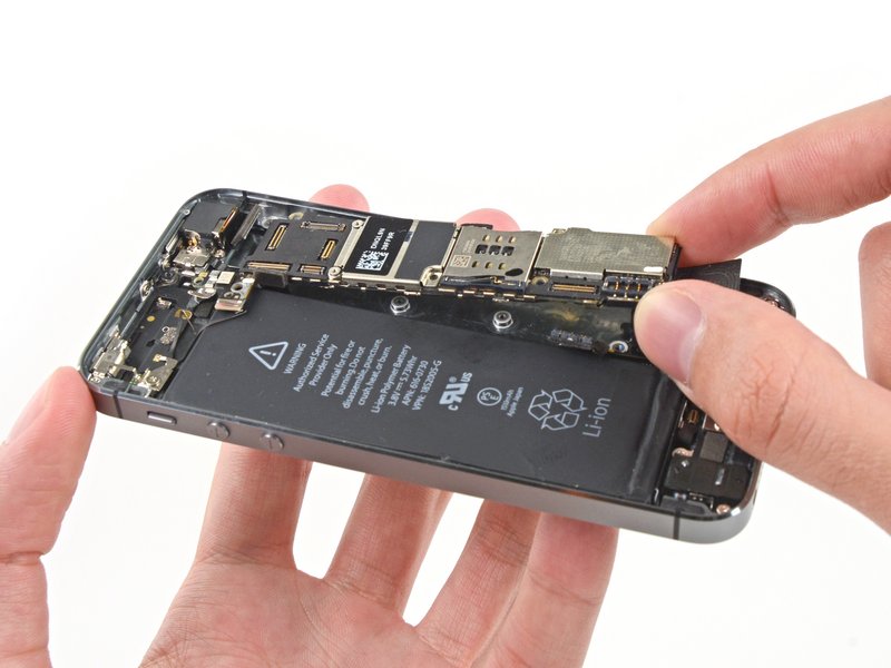 Ремонт материнской платы iPhone 5