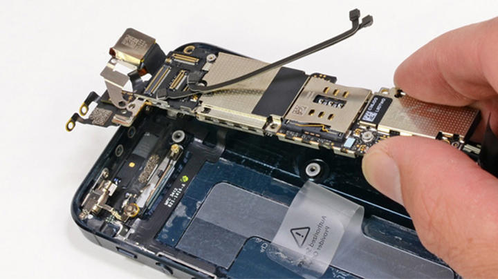 Ремонт материнской платы iPhone 5c