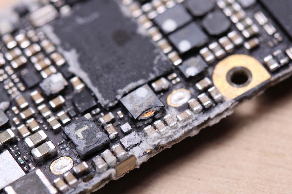 Восстановление после попадания влаги iPhone 5