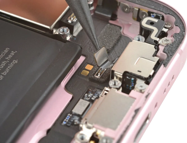 Замена разьема зарядки для iPhone 15 в Самаре по доступным ценам