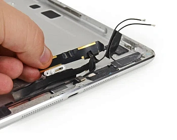 Замена нижнего шлейфа с разъёмом зарядки на iPad Air 3 в Самаре