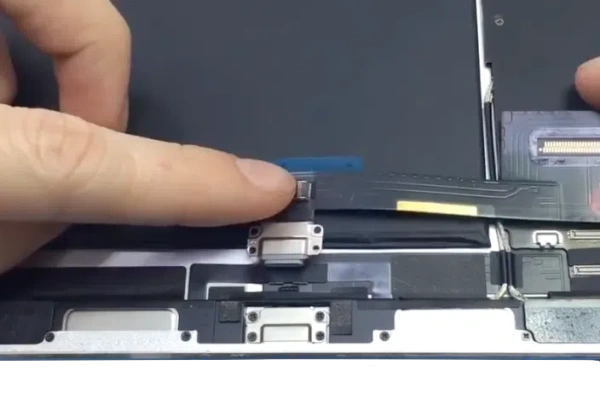 Замена нижнего шлейфа с разъёмом зарядки на iPad Pro 11&quot  2-го поколения 2020 в Самаре по доступным ценам